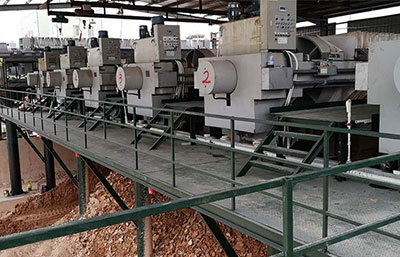 洗沙場(chǎng)污泥壓濾機(jī)壓濾出來泥餅的處理方式