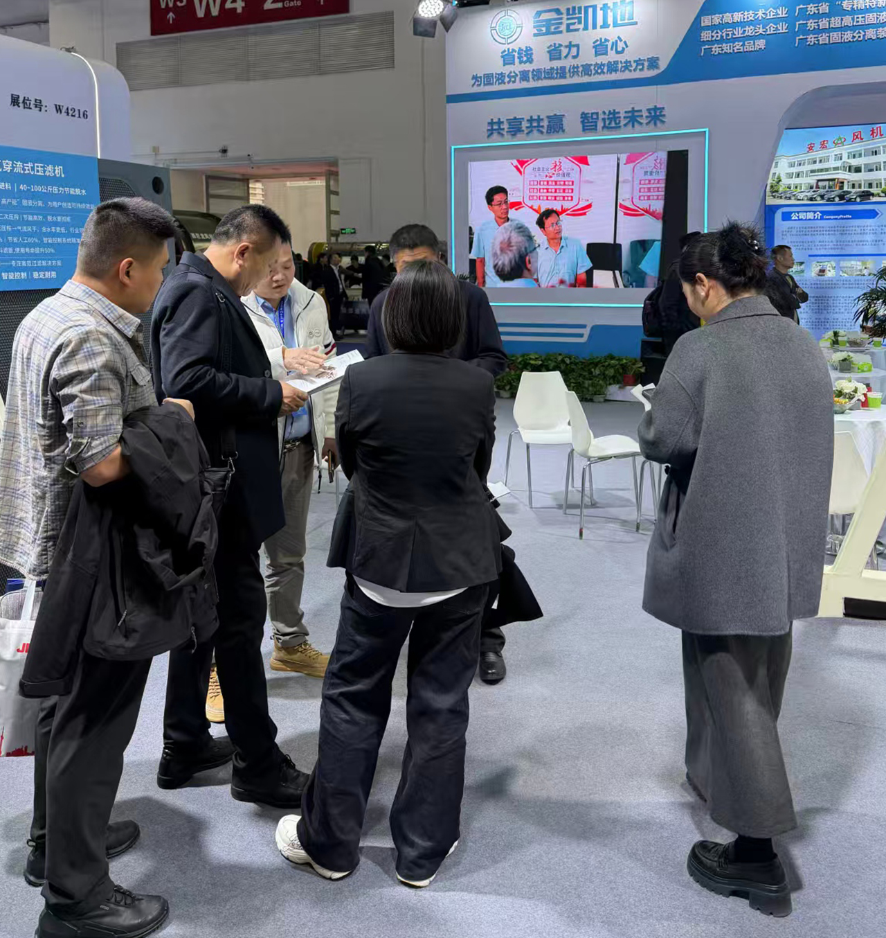 展會現(xiàn)場龐經(jīng)理與客戶合影